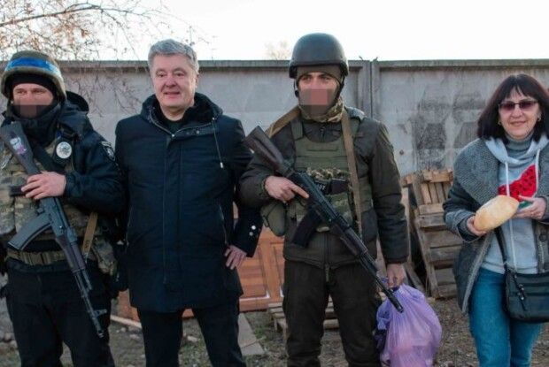 Хліб нескореного міста: Порошенко привіз на блок-пост у Херсоні волонтерські паляниці