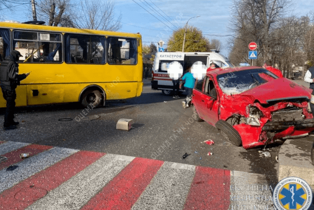 Сталася  масштабна ДТП за участю маршрутки, постраждали 10 людей: серед травмованих є діти 
