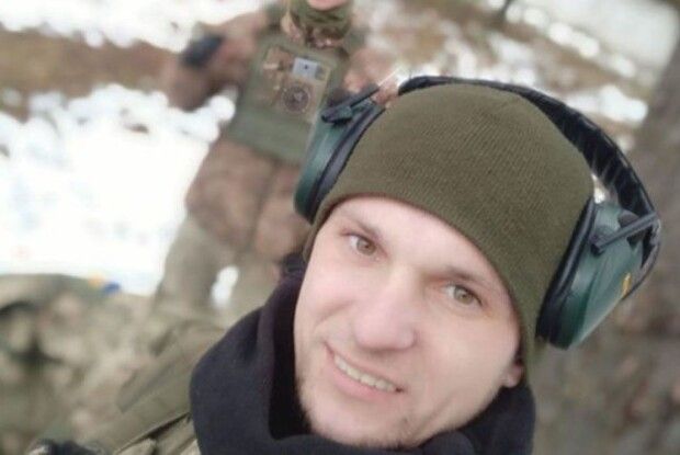 Люди зустрічали домовину, стоячи на колінах