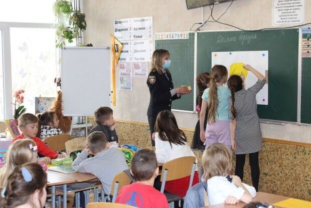 Поліцейські нагадали маленьким школярам про їх права та обов’язки