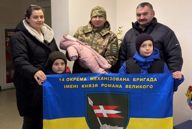 У Луцьку побратими зустріли з пологового доньку загиблого Героя 14-ї бригади (Фото)
