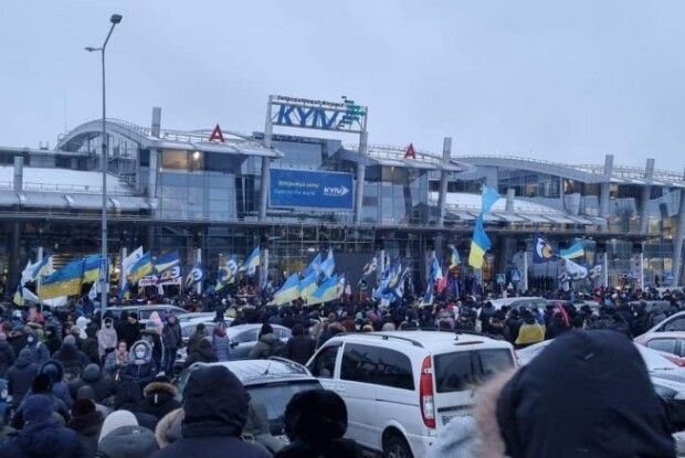 В Жулянах на мітингу на пітримку Порошенка зібрались 25 тисяч людей