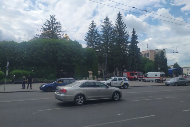 У центрі Луцька працюють «швидка», дві машини поліції й пожежна охорона (Відео)