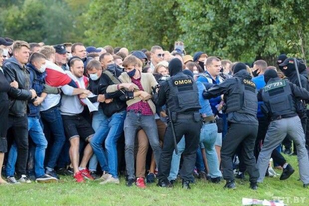 У Мінську люди вийшли на марш протесту, учасників масово затримують
