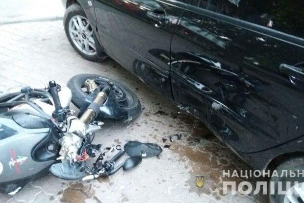 У Рівному водій кросовера не пропустив мотоцикліста – й «відправив» чоловіка до лікарні