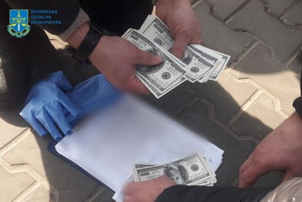 14 000 доларів США за незаконне переправлення громадянина у Молдову – на Волині судитимуть поліцейського