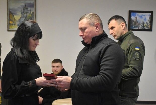 На Волині рідним загиблих в Маріуполі нацгвардійців вручили державні відзнаки (Фото)