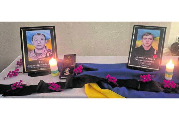 «Коляда в обіймах пам’яті»: у громаді на Волині мамі та дружині загиблих воїнів передали їхні нагороди (Фото)