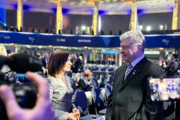 Порошенко привітав Санду з перемогою на виборах