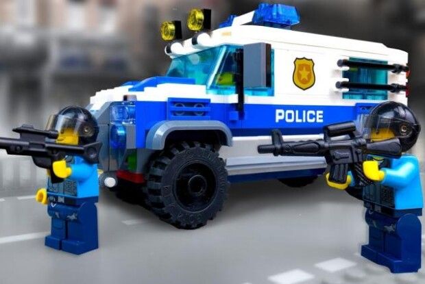 Через протести у США Lego не пропонуватиме купити фігурки іграшкових поліцейських