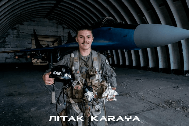 Пілот з Луцької бригади Karaya продає модель літака, щоб купити планшети 