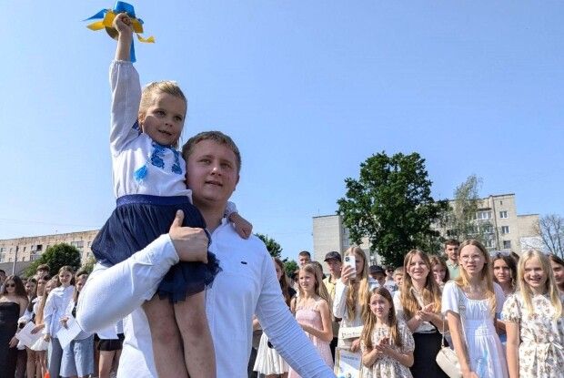 Останній дзвоник: у місті на Волині 619 випускників провели у доросле життя