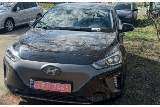 У Луцьку штрафують недобросовісних водіїв, які паркуються серед зелених насаджень