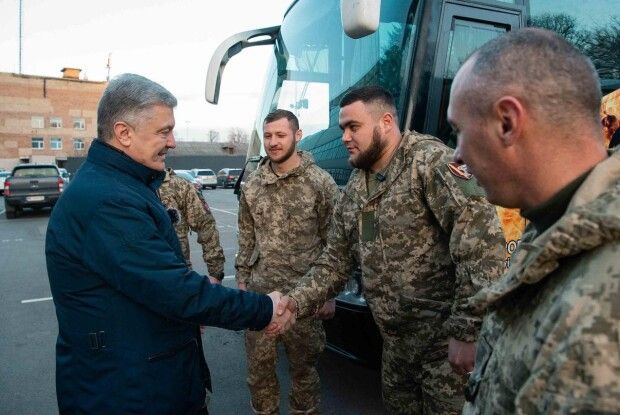 Наше військо заслуговує на турботу: Порошенко з волонтерами купив комфортні автобуси для десантників
