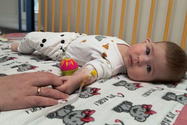 Щоб врятували 3-місячну дівчинку з Рівного, хірурги видалили пухлину розміром з долоню (Фото)