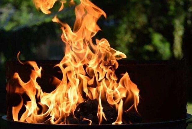 На Рівненщині онук врятував свого дідуся від полум'я (Відео)