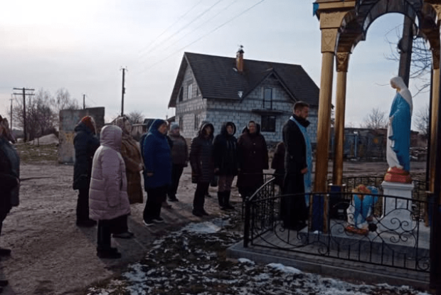 У селі на Волині люди щоранку моляться край дороги біля Богородиці