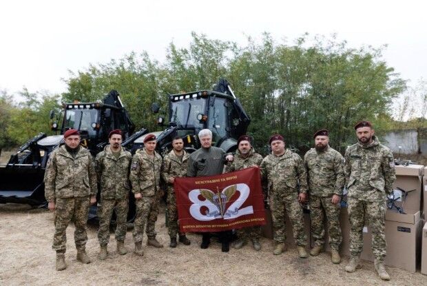 Порошенко привіз десантно-штурмовим підрозділам дрони, квадроцикли і екскаватори