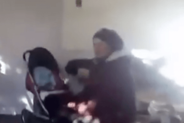 Сім'я з немовлям жила в «будинку» з листів гіпсокартону: їх зняли на камеру (Відео)