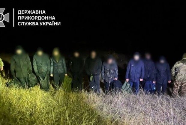 Продовжують тікати: «накрили» групу чоловіків, що нишком прямували до кордону