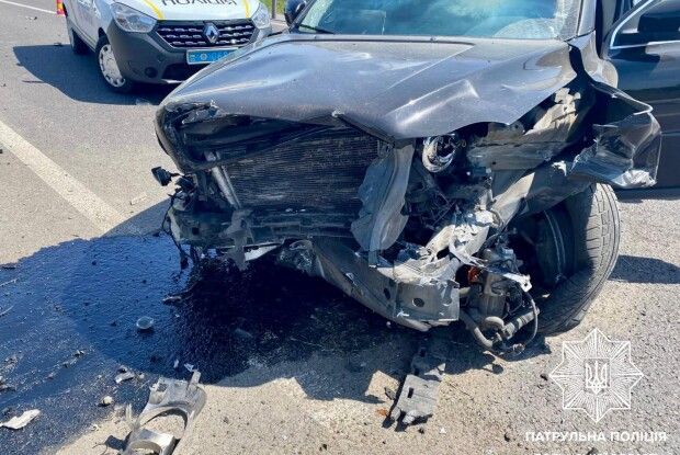 Зім’яло, як бляшанку: у селі під Луцьком джип зніс відбійник (Фото)