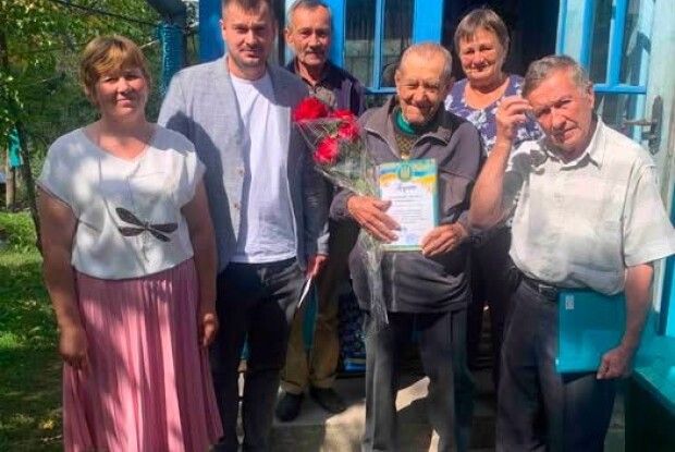 90 років мудрості: у громаді на Волині привітали поважного ювіляра