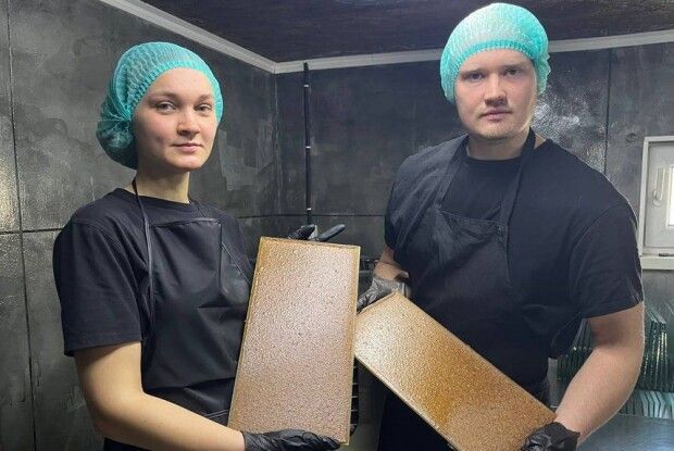 Як подружжя з Волині за грантові кошти виготовляє фріпси та пастилу (Відео) 
