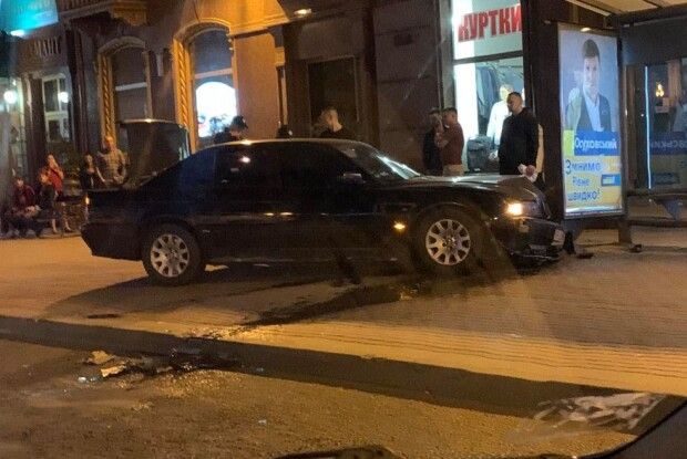 У центрі Рівного автомобіль на швидкості влетів у зупинку (Фото)