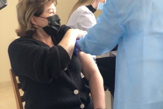 Головній санлікарці Волині та її підлеглим вкололи вакцину від коронавірусу