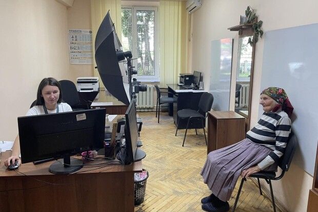 Баба Ганя у 100 років отримала закордонний паспорт!