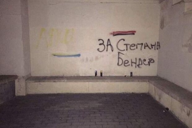 Двоє жителів Краматорська приїхали до Львова, щоб зробити «бендерівські» написи на польському меморіалі (Фото)