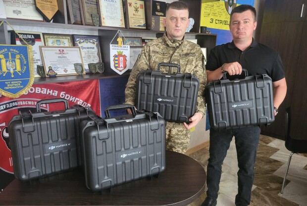 Громада з Волині передала військовим партію квадрокоптерів