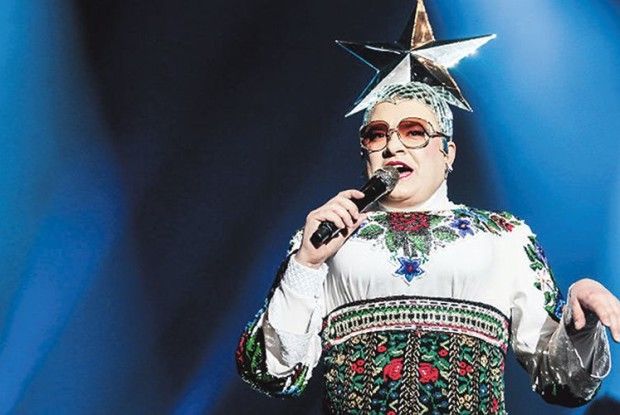 Наші хлопці гинуть,  а воно співає москалям: «Всьо будєт харашо!»