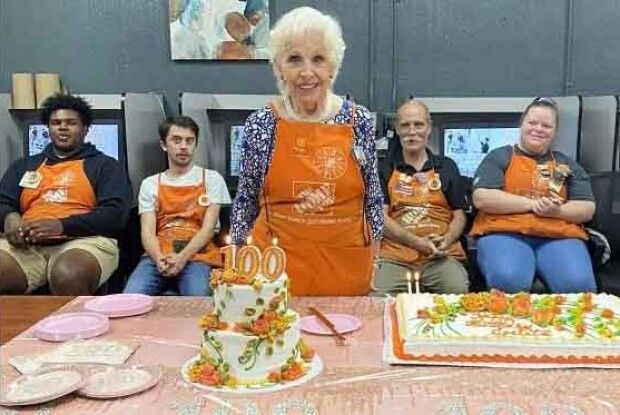 Пані Вілсон у 100 років досі працює і водить авто