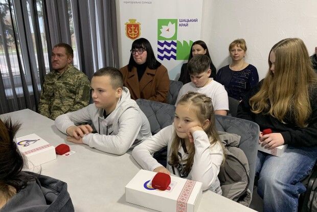 На Волині дітям загиблих воїнів вручили пам'ятні відзнаки «Батьківське серце»