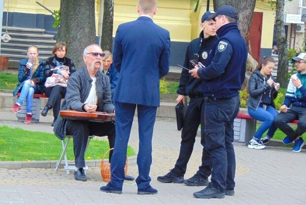 Всесвітньо відомого кобзаря прогнали з-під торгового центру у Рівному  