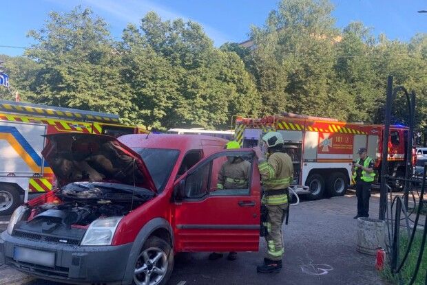 Вранці у Рівному посеред дороги спалахнув автомобіль