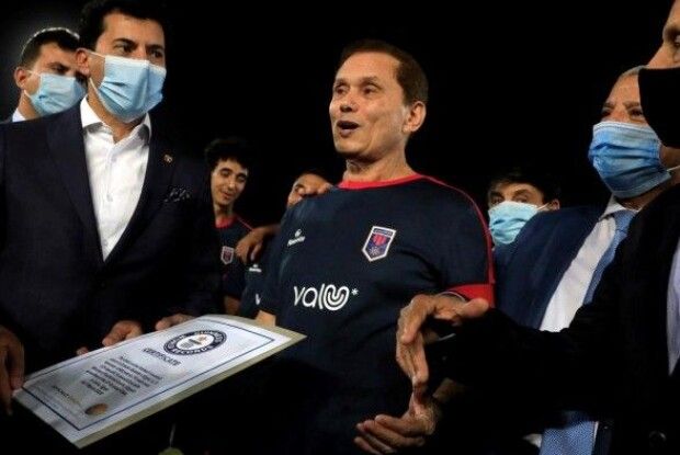 Чоловік у 74 роки грає у професійний футбол