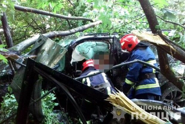 На Рівненщині «BMW X5» злетів з автодороги «Київ-Чоп» у кювет: водій загинув на місці (Фото)