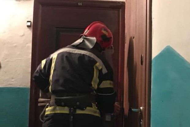 У Рівному за дверима зачиненої квартири знайшли тіло жінки