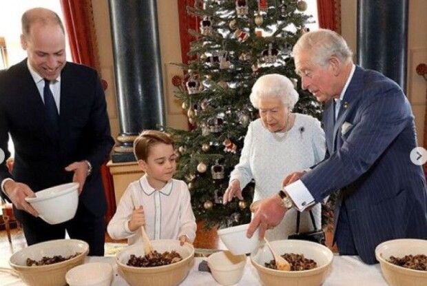 Королева Єлизавета ІІ, принц Джордж і принц Вільям приготували різдвяний пудинг. Що це таке?
