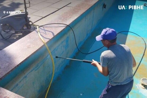Невдалий жарт чи спланована акція: у Рівному відмивали фонтан після хуліганів
