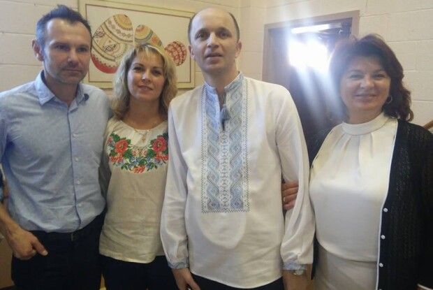 Мама загиблого волинського воїна просить поновити стенд з портретами героїв