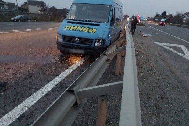 Біля Рівного сталася аварія: зіткнулися бус та вантажівка (Фото)