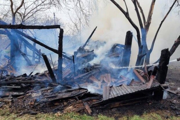 На Волині підпалили сміття, а згоріла будівля