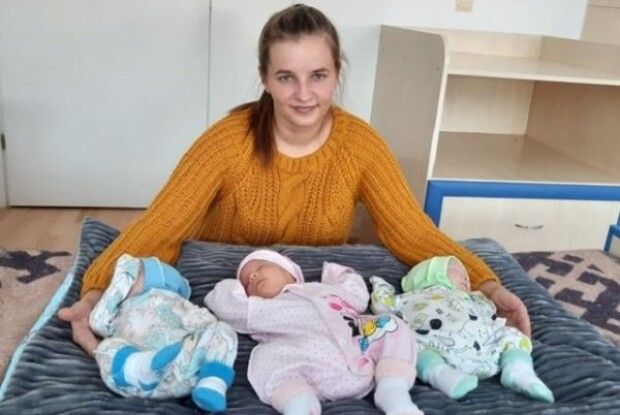 21-річна мама з Рівненщини привезла додому троє малят після тривалого лікування в перинатальному центрі (Фото)