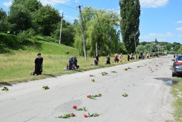 Рівняни навколішки зустріли 38-річного Героя, який загинув на Донеччині (Фото)