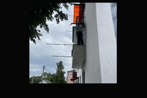 На Рівненщині чоловік завис між балконами третього і другого поверхів (Відео)