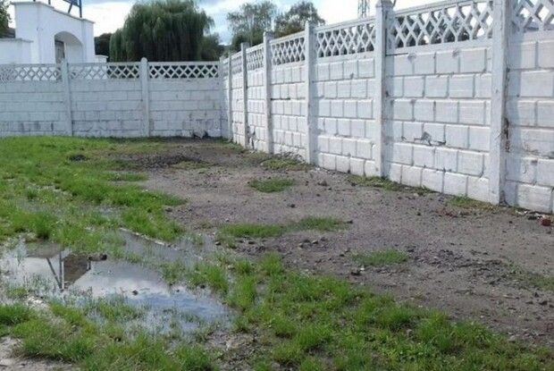 Дорого і «винахідливо»: вигляд паркану стадіону в Нововолинську, який ремонтують за 21 мільйон гривень