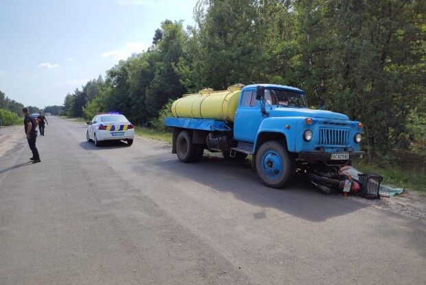На Волині після зіткнення молоковоза зі скутером, водійку моторолера затиснуло під передніми колесами вантажівки (Фото)